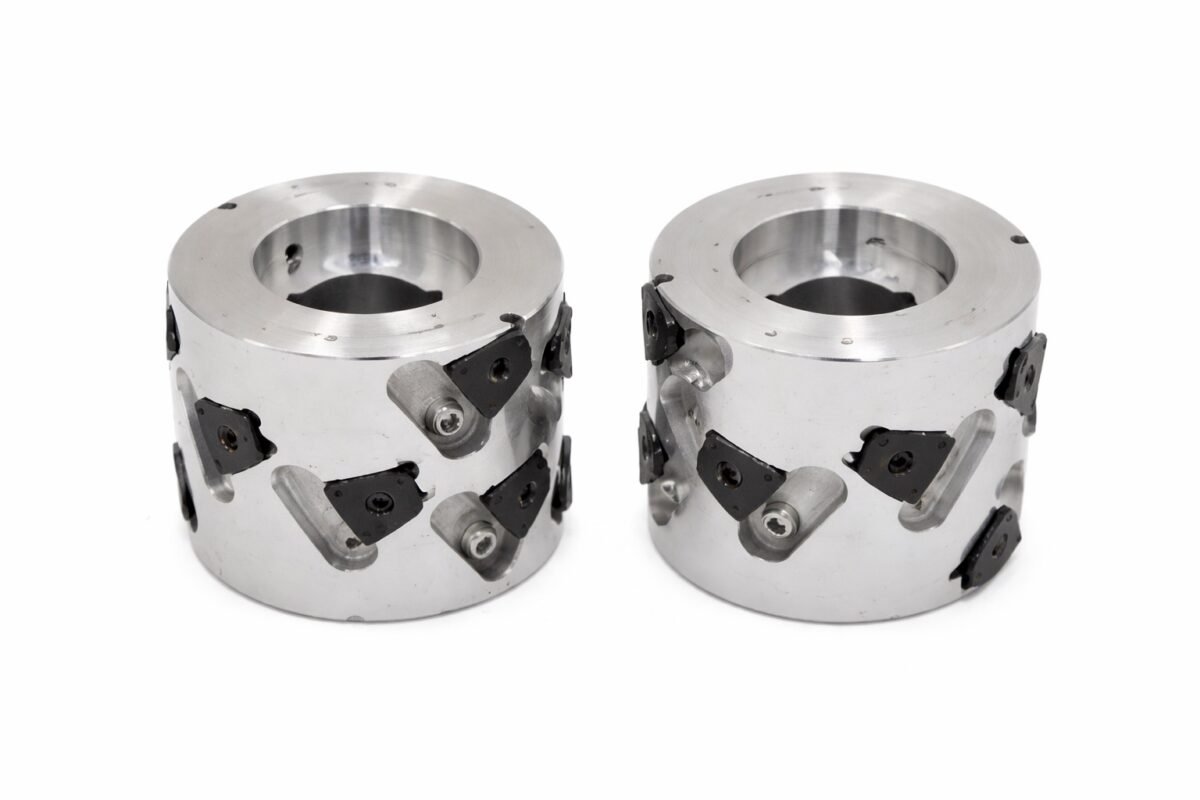 Setul de freze PCD este destinat unității de pre-frezare din mașinile de aplicat cant Holzmann KAM5 și KAM6, fiind utilizat pentru pregătirea muchiei panoului înainte de aplicarea cantului.