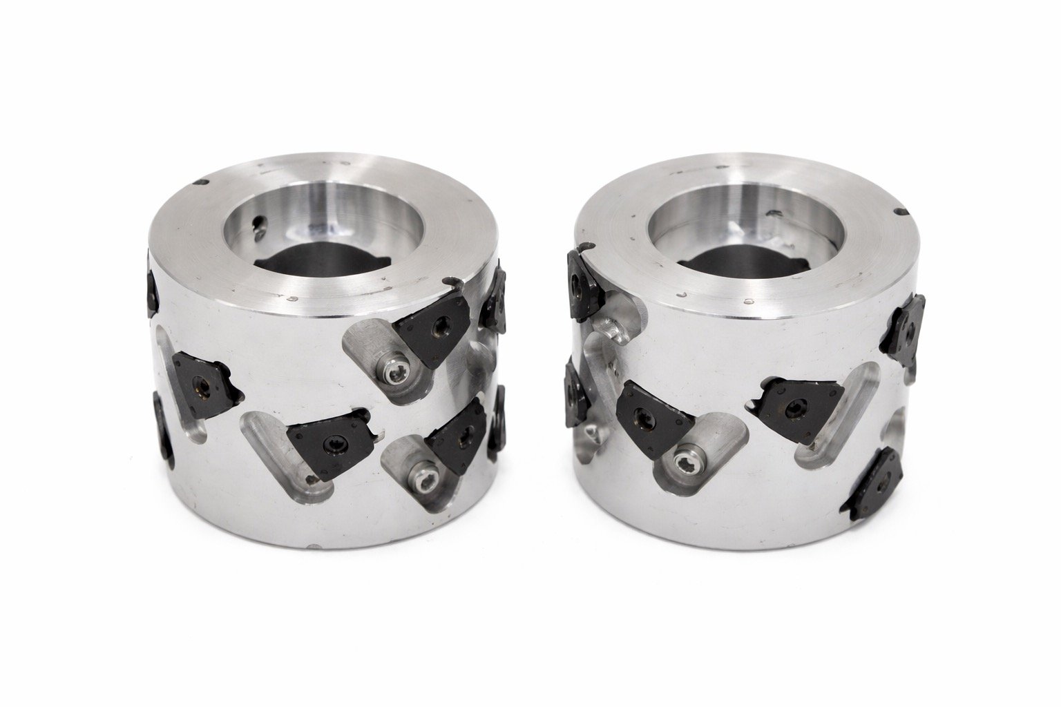 Setul de freze PCD este destinat unității de pre-frezare din mașinile de aplicat cant Holzmann KAM5 și KAM6, fiind utilizat pentru pregătirea muchiei panoului înainte de aplicarea cantului.