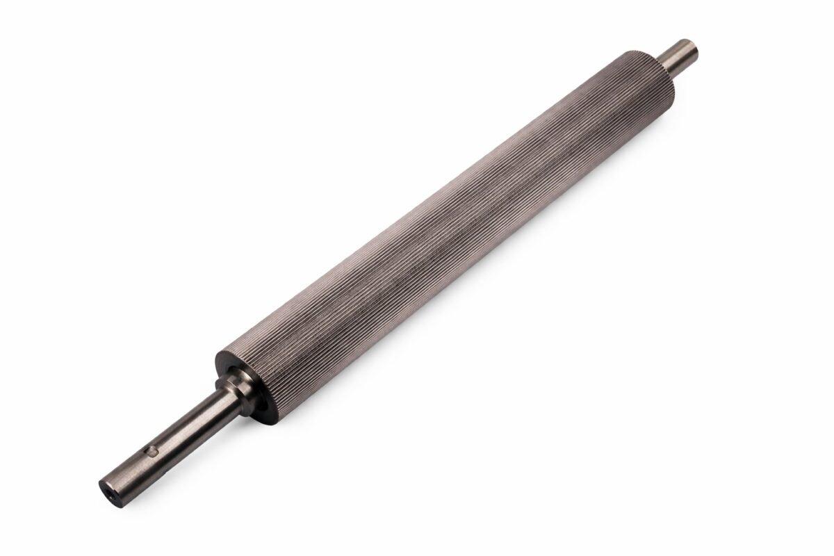 Tamburul metalic de avans este un element al sistemului de alimentare al mașinii de rindeluit / grosime Holzmann HOB260NL, având rolul de a asigura transportul controlat și uniform al piesei prin zona de prelucrare.