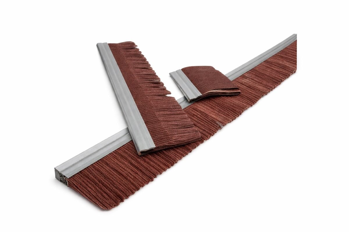 Lamelă abrazivă cu dimensiuni 300x70 și granulație mm P150, pentru șlefuire fină lemn