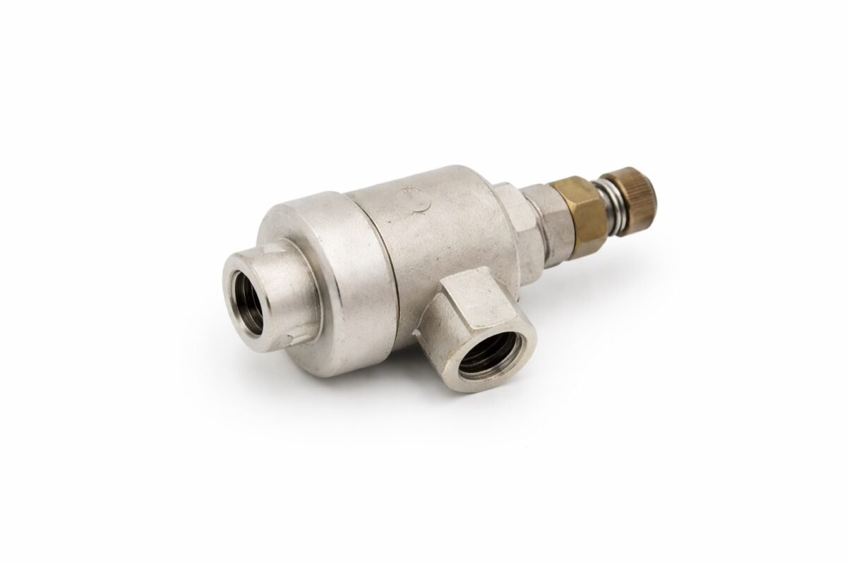 Supapă pneumatică de descărcare rapidă cu fitinguri și amortizor zgomot.