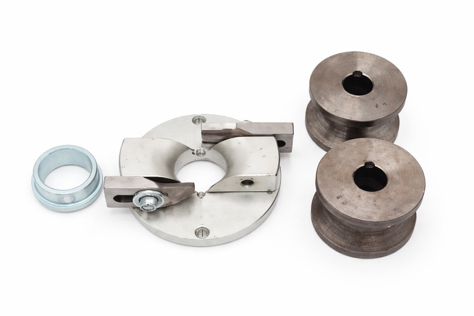 Capul de frezat Winter FS60 este un ansamblu complet destinat operațiilor de profilare, canelare și frezare în lemn masiv și materiale derivate, utilizat pe freza Winter FS60.