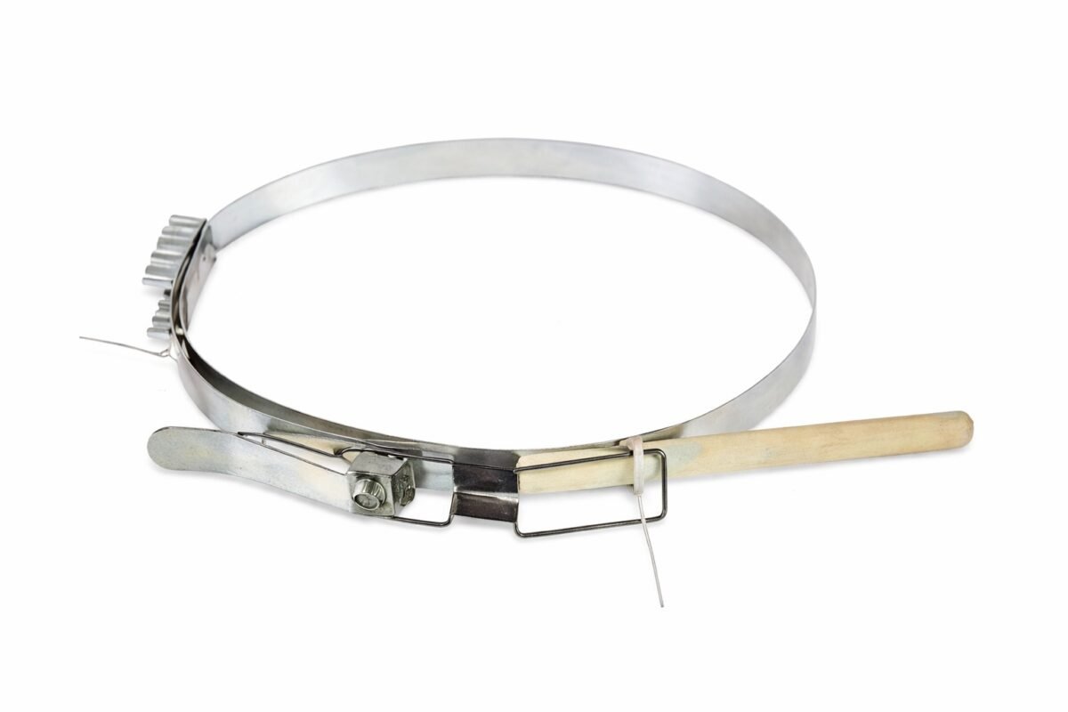 Colierul de fixare este un element mecanic destinat prinderii sacului colector la aspiratoarele industriale ABS2480 și ABS3880, asigurând etanșarea și stabilitatea sistemului de colectare a rumegușului și prafului.